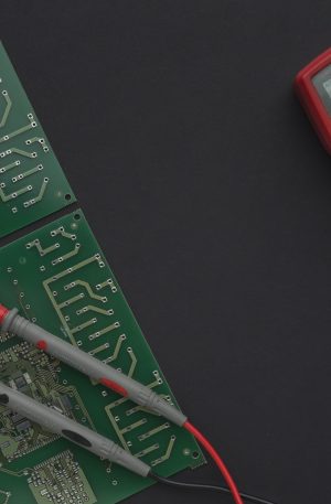 placa-circuito-primer-plano-multimetro